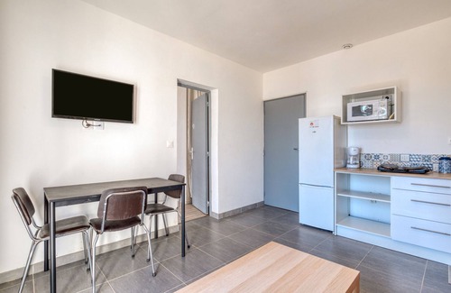 Poussan Apartment | Apartment 'Appartement 4 Personnes' with Shared Garden and Balcony