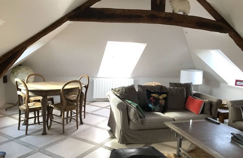 Montepilloy Apartment | Apartment at the top close to Senlis