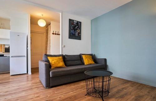 Saint-Maurice Pellevoisin Apartment | Apartment balcony/parking space near train station