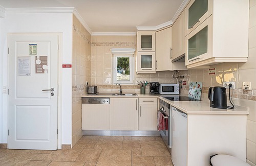 Burgau Apartment | Apartment 'Beach Apt 1' with Sea View, Wi-Fi and Air Conditioning