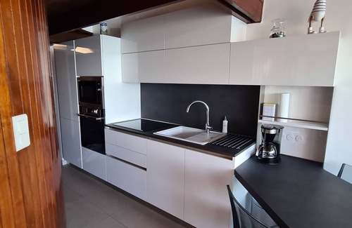Les Sablettes Apartment | Apartment beachfront, direct beach access, swimming pool, air cond., wi-fi, park