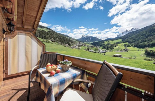 Funes Apartment | Apartment 'Bergblick - Lärche' with Mountain View, Garden & Wi-Fi