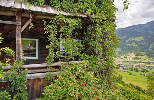 Fuegenberg Apartment | Apartment 'Berghaus Wiesegg - Uriges Tiroler' with Mountain View, Shared Terrace and Wi-Fi