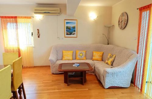 Kastel Stafilic Apartment | Apartment Bile - close to the beach, shops, airport