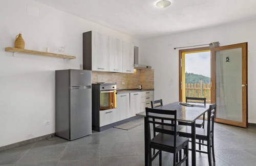 Zignago Apartment | Apartment 'Camera 5' with Mountain View, Wi-Fi and Air Conditioning