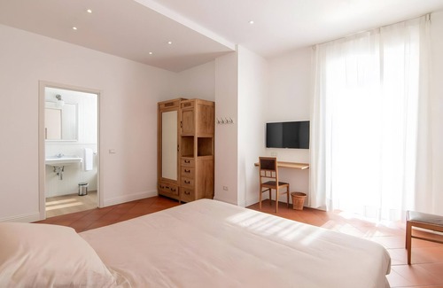 Domaso Bed & Breakfast | Apartment 'Camera Matrimoniale Vista Piscina' with Mountain View, Pool and Wi-Fi