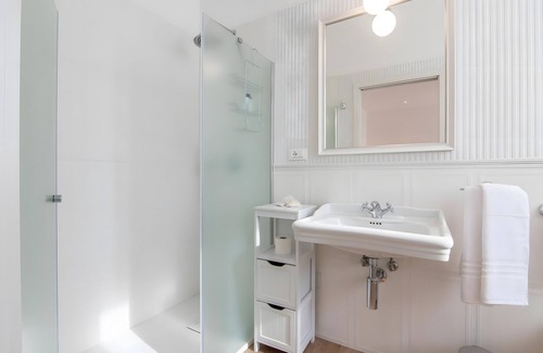 Domaso Bed & Breakfast | Apartment 'Camera Matrimoniale Vista Giardino' with Mountain View, Pool and Wi-Fi