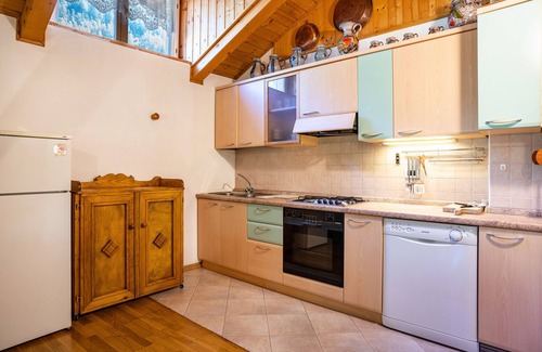 Celledizzo Apartment | Apartment 'Casa Ai Laresi 2' with Private Garden and Wi-Fi
