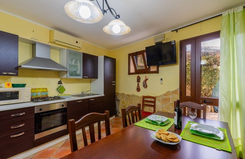 Galatone Apartment | Apartment 'Casa dei Delfini' with Garden & A/C