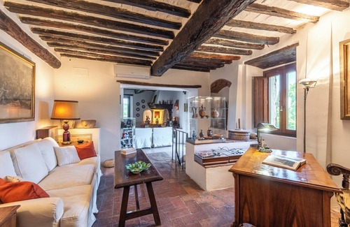 Murlo Apartment | Apartment 'Casa Gialla A Murlo' with Shared Pool, Wi-Fi and Air Conditioning
