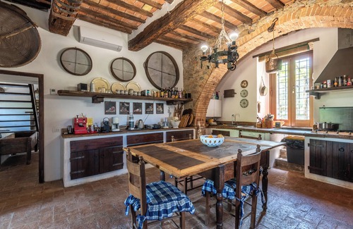 Murlo Apartment | Apartment 'Casa Gialla A Murlo' with Shared Pool, Wi-Fi and Air Conditioning
