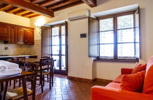 La Pesta Apartment | Apartment "Casa Vacanza Il Carpignone 7" with Lake View and Garden