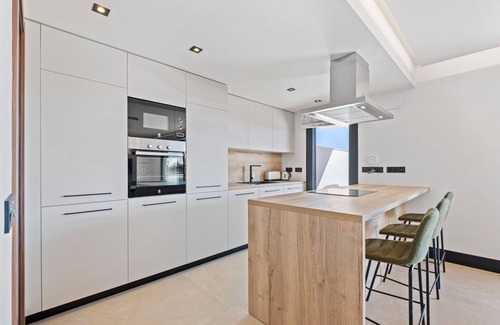 Marbella Apartment | Apartment 'Casa M and J' with Shared Pool, Wi-Fi and Air Conditioning