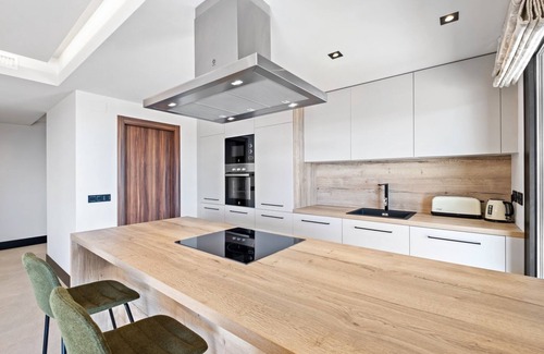 Marbella Apartment | Apartment 'Casa M and J' with Shared Pool, Wi-Fi and Air Conditioning