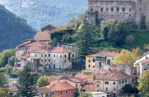 Calice al Cornoviglio Apartment | Apartment 'Casa Vacanze Il Torchio Due' with Shared Pool and Shared Garden