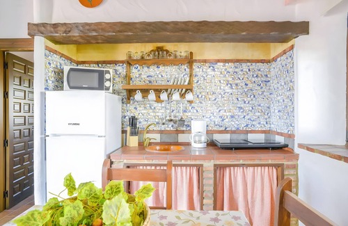 Barbate Apartment | Apartment 'Castaño' with Shared Pool, Wi-Fi and Air Conditioning