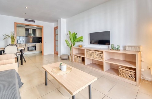 Lloret Town Center Apartment | Apartment 'Costacabana - Dali' with Shared Pool, Balcony and Wi-Fi