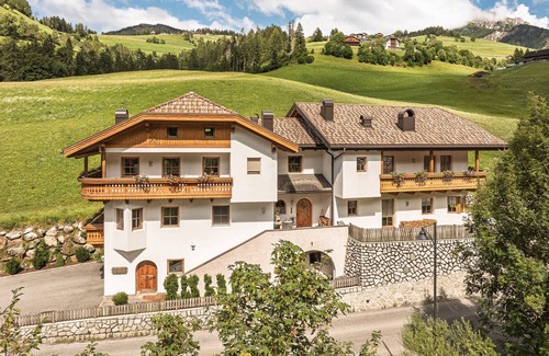 Mareo Apartment | Apartment 'Désirée - Fanes' with Mountain View, Balcony and Wi-Fi
