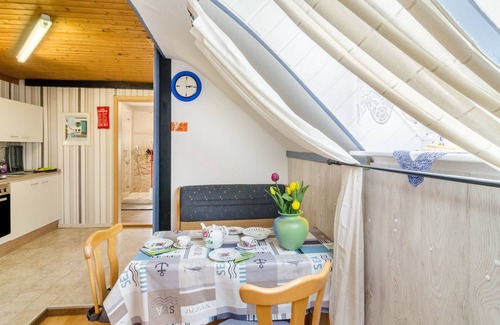 Hilmarsum Apartment | Apartment 'Djuren' with Private Terrace, Shared Garden and Wi-Fi