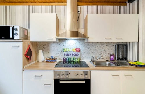 Hilmarsum Apartment | Apartment 'Djuren' with Private Terrace, Shared Garden and Wi-Fi