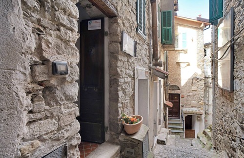 Apricale Apartment | Apartment "Dei Bastoni" with Mountain View & A/C