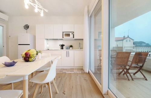 Lido di Jesolo Apartment | Apartment 'Deluxe 4' with Private Terrace, Wi-Fi and Air Conditioning