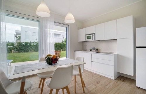 Lido di Jesolo Apartment | Apartment 'Deluxe 5' with Shared Garden, Wi-Fi and Air Conditioning