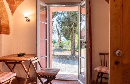 Santarello Apartment | Apartment 'Di Sotto' with Shared Pool, Shared Terrace and Wi-Fi