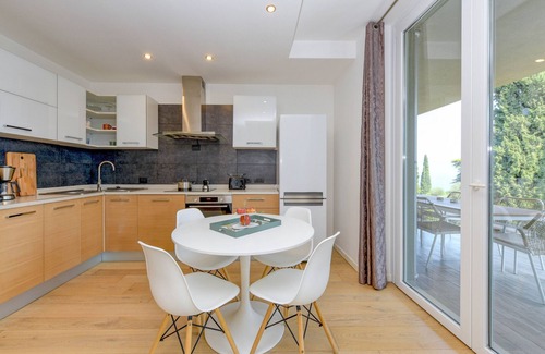 Gardone Riviera Apartment | Apartment Diamante with lake view and pool