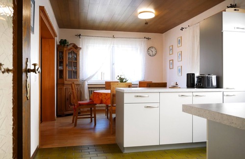 Ringsheim Apartment | Apartment 'Die Große Ferienwohnung' with Shared Garden, Wi-Fi and Air Conditioning