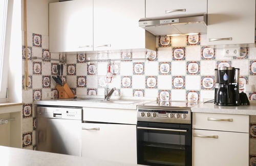 Ringsheim Apartment | Apartment 'Die Große Ferienwohnung' with Shared Garden, Wi-Fi and Air Conditioning