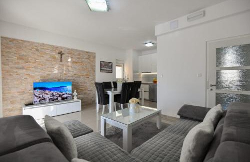 Donji Prolozac Apartment | Apartment Dijana with private pool