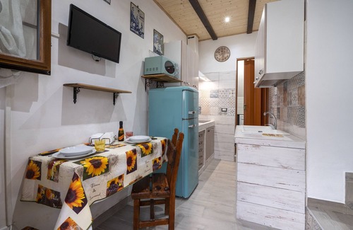 Mola di Bari Apartment | Apartment 'Dimora Donna Lucrezia' with Balcony and Air Conditioning