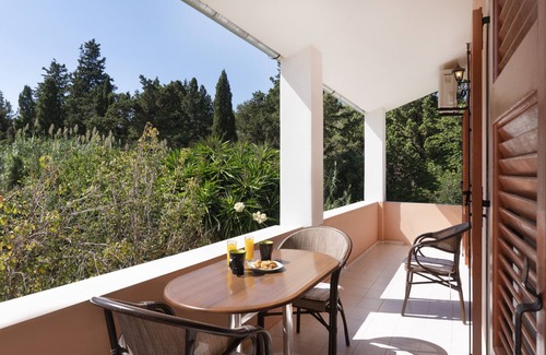 Agios Georgios Pagon Apartment | Apartment Dora Pagoi 2 with Mountain View, Shared Garden & Wi-Fi