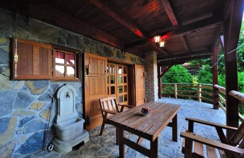 Generalski Stol Apartment | Apartment Drvena kuca Mreznica