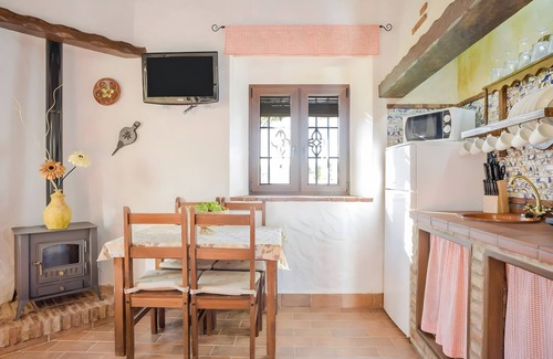 Barbate Apartment | Apartment 'El Almendro' with Shared Pool, Wi-Fi and Air Conditioning