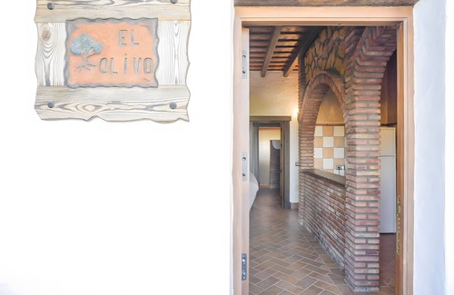 Barbate Apartment | Apartment 'El Olivo' with Shared Pool, Wi-Fi and Air Conditioning