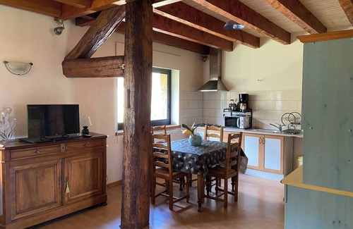 Dortan Apartment | Apartment 'Entre Lacs Et Sapins' with Mountain View, Private Terrace and Wi-Fi