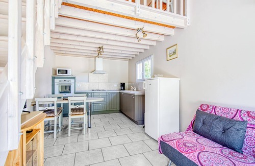 Queyrac Apartment | Apartment 'Entre Vignobles Et Océan' with Private Terrace, Shared Garden and Wi-Fi