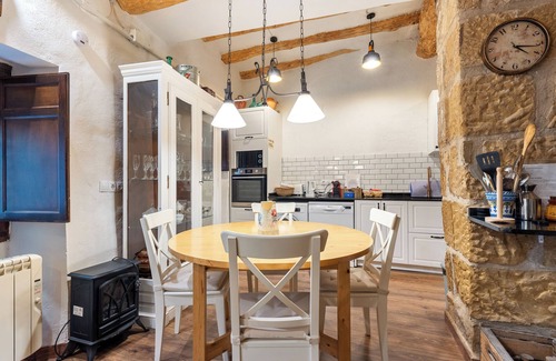 La Pobla de Cervoles Apartment | Apartment 'Can Vinyals 1979' with Balcony and Wi-Fi