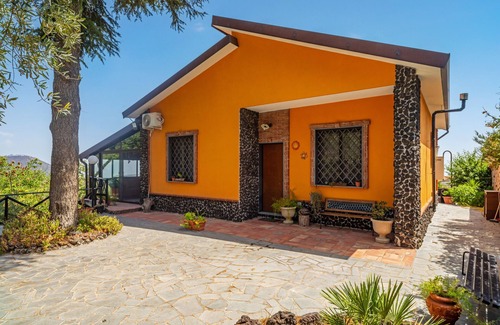 Belpasso Apartment | Apartment 'Etna Family' with Sea View, Wi-Fi and Air Conditioning