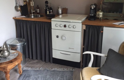 Hummel Apartment | Apartment 'Familienurlaub Im Zirkuswagen' with Private Garden and Wi-Fi