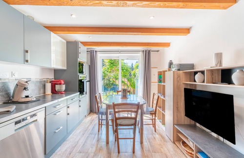 Avignon Apartment | Apartment 'Fanny' with Shared Pool, Wi-Fi and AC