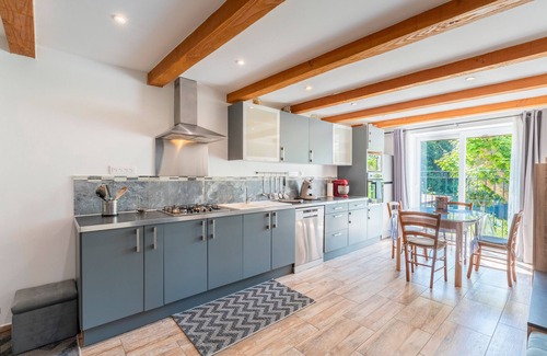 Avignon Apartment | Apartment 'Fanny' with Shared Pool, Wi-Fi and AC