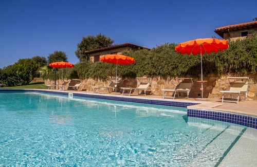 Magliano in Toscana Apartment | Apartment 'Farfalla' with Shared Pool, Wi-Fi and Air Conditioning