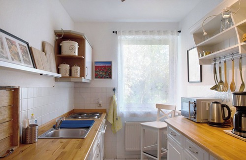 Nienhagen Apartment | Apartment 'Ferienwohnung 'alte Schule' with Private Terrace and Wi-Fi