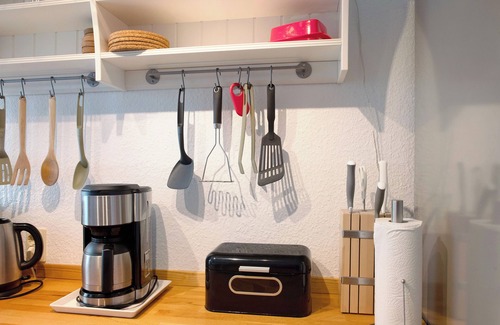 Nienhagen Apartment | Apartment 'Ferienwohnung 'alte Schule' with Private Terrace and Wi-Fi