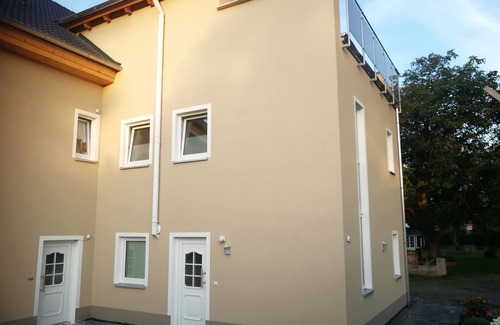 Oberlind Apartment | Apartment 'Ferienwohnung Sonneberg' with Private Terrace and Wi-Fi