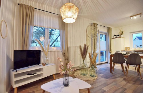 Oberlind Apartment | Apartment 'Ferienwohnung Sonneberg' with Private Terrace and Wi-Fi