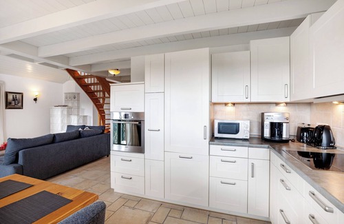Eschbach Apartment | Apartment 'Ferienwohnung Weingut Löwenthal' with Mountain View, Balcony and Wi-Fi